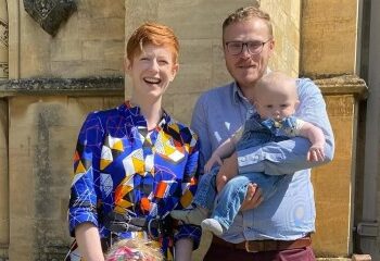 Un fiestero describe el momento en que un incendio envolvió el bar de una estación de esquí suiza cuando los juerguistas aterrorizados rompieron las ventanas para huir en estampida.