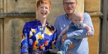 Un fiestero describe el momento en que un incendio envolvió el bar de una estación de esquí suiza cuando los juerguistas aterrorizados rompieron las ventanas para huir en estampida.