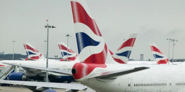 Un collage de imágenes que contiene 1 imagen. La imagen 1 muestra varios aviones de British Airways estacionados en un día nublado.