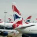 Un collage de imágenes que contiene 1 imagen. La imagen 1 muestra varios aviones de British Airways estacionados en un día nublado.