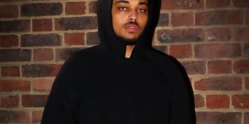 Un collage de imágenes que contiene 1 imagen. La imagen 1 muestra a un británico de 25 años asesinado en una pelea durante un feriado en Cabo Verde y cinco arrestados.