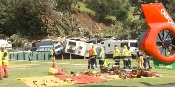 Un video aterrador muestra casas tambaleándose al borde de un acantilado después de un deslizamiento de tierra de 4 km de largo mientras más de 1.000 personas son evacuadas en Sicilia