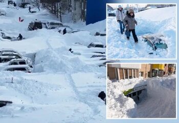 Una brutal tormenta de nieve provoca una enorme COLOCACIÓN DE 100 COCHES en una carretera importante, con camiones destrozados y coches salidos de la carretera