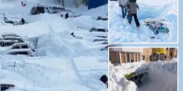 Una brutal tormenta de nieve provoca una enorme COLOCACIÓN DE 100 COCHES en una carretera importante, con camiones destrozados y coches salidos de la carretera