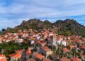 Un collage de imágenes que contiene 1 imágenes. La imagen 1 muestra una vista aérea del histórico pueblo de Monsanto en Portugal, con casas tradicionales ubicadas entre grandes rocas de granito.