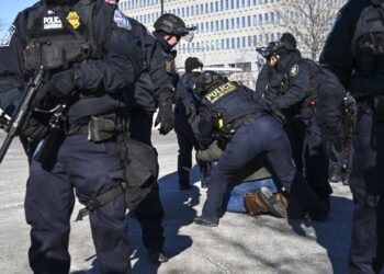 Vance se queja de que ICE no “se siente seguro” al llamar al 911 mientras los agentes masacran personas