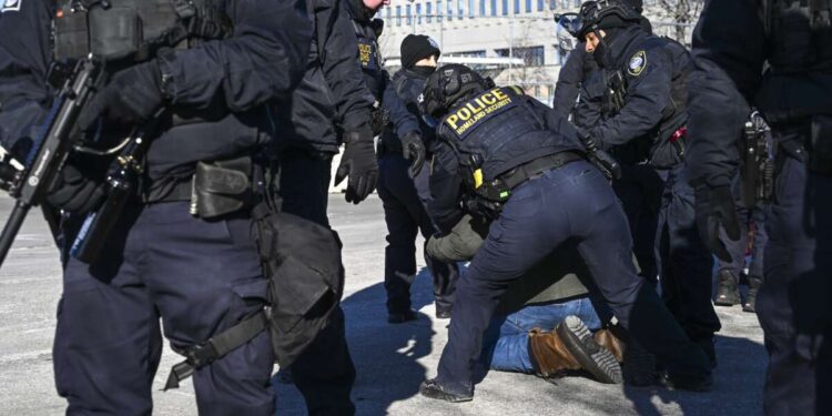 Vance se queja de que ICE no “se siente seguro” al llamar al 911 mientras los agentes masacran personas