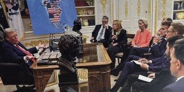 Vea el momento en que una ola de marejada ciclónica golpea una isla turística italiana mientras se emiten alertas rojas después del azote del ciclón y 190 evacuados