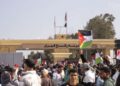 Los egipcios protestan frente al cruce de Rafah, rechazando el desplazamiento de palestinos a Egipto y Jordania el 31 de enero de 2025, en Rafah, Egipto.