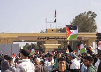 Los egipcios protestan frente al cruce de Rafah, rechazando el desplazamiento de palestinos a Egipto y Jordania el 31 de enero de 2025, en Rafah, Egipto.
