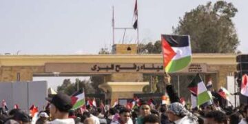 Los egipcios protestan frente al cruce de Rafah, rechazando el desplazamiento de palestinos a Egipto y Jordania el 31 de enero de 2025, en Rafah, Egipto.