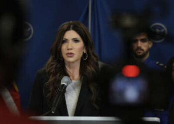 La secretaria de Seguridad Nacional de Estados Unidos, Kristi Noem, ofrece una conferencia de prensa en el Aeropuerto Internacional de Miami el 31 de enero de 2026, en Miami, Florida.