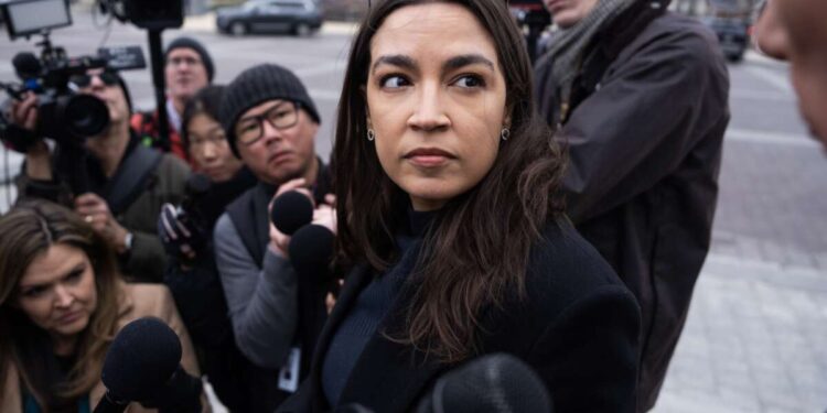 AOC dice que el bloqueo a Cuba es parte de la “nueva era de depravación” iniciada por el genocidio en Gaza