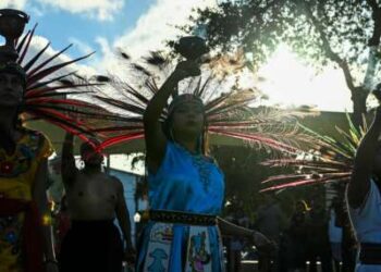 Manifestantes indígenas se reúnen para protestar contra una ley antiinmigración firmada por el gobernador de Florida, Ron DeSantis, en Miami, Florida, el 4 de junio de 2023.