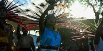 Manifestantes indígenas se reúnen para protestar contra una ley antiinmigración firmada por el gobernador de Florida, Ron DeSantis, en Miami, Florida, el 4 de junio de 2023.