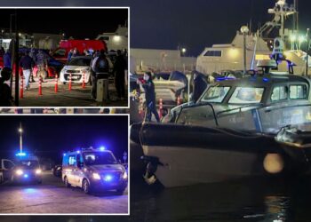 Un collage de imágenes que contiene 3 imágenes. La imagen 1 muestra personas y barcos en un muelle por la noche. La imagen 2 muestra un ACCIDENTE DE MIGRACIÓN EN GRECIA. La imagen 3 muestra inmigrantes muertos frente a la isla de Quíos en Grecia después de una colisión de un barco con la guardia costera.