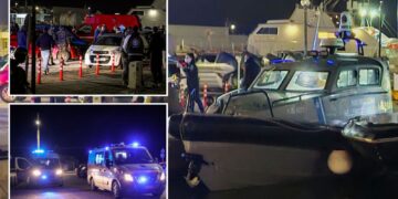 Un collage de imágenes que contiene 3 imágenes. La imagen 1 muestra personas y barcos en un muelle por la noche. La imagen 2 muestra un ACCIDENTE DE MIGRACIÓN EN GRECIA. La imagen 3 muestra inmigrantes muertos frente a la isla de Quíos en Grecia después de una colisión de un barco con la guardia costera.