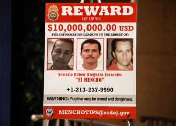 Un cartel muestra el aviso de recompensa de $10 millones para el capo del Cartel de Jalisco Nueva Generación, Nemesio Oseguera Cervantes, también conocido como “El Mencho”, en el Departamento de Justicia en Washington el 11 de marzo de 2020. (Charlotte Cuthbertson/La Gran Época)