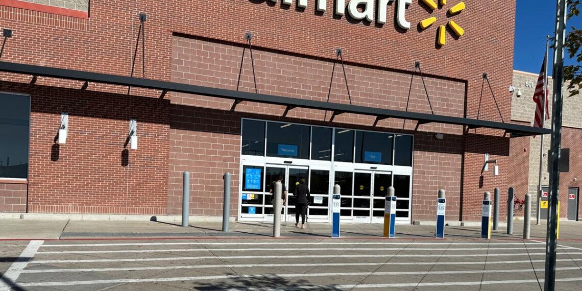 Un comprador ingresa a una tienda Walmart en Englewood, Colorado, el 16 de octubre de 2025. (David Zalubowski/Foto AP)