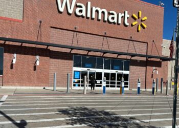 Un comprador ingresa a una tienda Walmart en Englewood, Colorado, el 16 de octubre de 2025. (David Zalubowski/Foto AP)