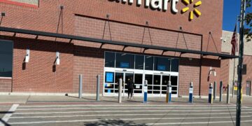 Un comprador ingresa a una tienda Walmart en Englewood, Colorado, el 16 de octubre de 2025. (David Zalubowski/Foto AP)