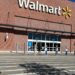 Un comprador ingresa a una tienda Walmart en Englewood, Colorado, el 16 de octubre de 2025. (David Zalubowski/Foto AP)