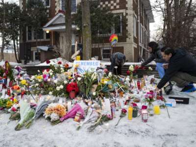 La gente tiende a un monumento en memoria de Renee Nicole Good cerca del lugar de su tiroteo, el 8 de enero de 2026, en Minneapolis, Minnesota.