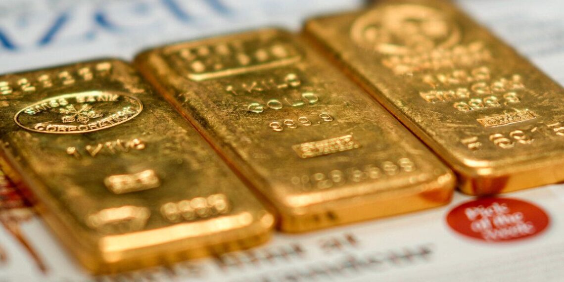 Tres lingotes de oro de 1 kilogramo en la tienda de un comerciante de oro en Birmingham, Inglaterra, el 13 de diciembre de 2023. (Christopher Furlong/Getty Images)