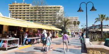 Un collage de imágenes que contiene 1 imágenes. La imagen 1 muestra hoteles y una playa en Torremolinos, con gente caminando por un paseo marítimo.