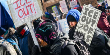 Los manifestantes participan en una manifestación y marchan durante una "ICE Out” día de protesta el 23 de enero de 2026 en Minneapolis, Minnesota.