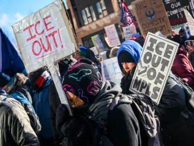 Los manifestantes participan en una manifestación y marchan durante una "ICE Out” día de protesta el 23 de enero de 2026 en Minneapolis, Minnesota.