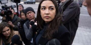 La representante Alexandria Ocasio-Cortez (demócrata por Nueva York) habla con periodistas frente al Capitolio de los Estados Unidos el viernes 9 de enero de 2026.