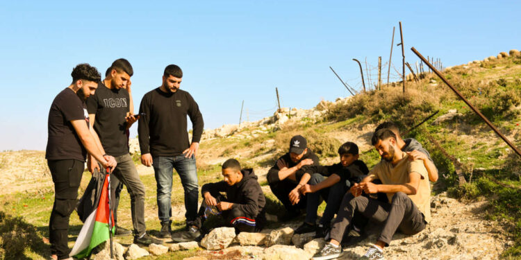 Colonos israelíes mataron a un adolescente palestino-estadounidense en un creciente asalto a Cisjordania