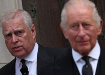 Cómo 7 correos electrónicos de Andrew a Epstein exponen sus MENTIRAS de Newsnight