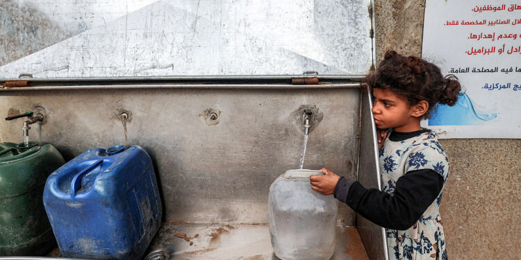 Con las plantas desalinizadoras destruidas, las familias de Gaza beben agua salada