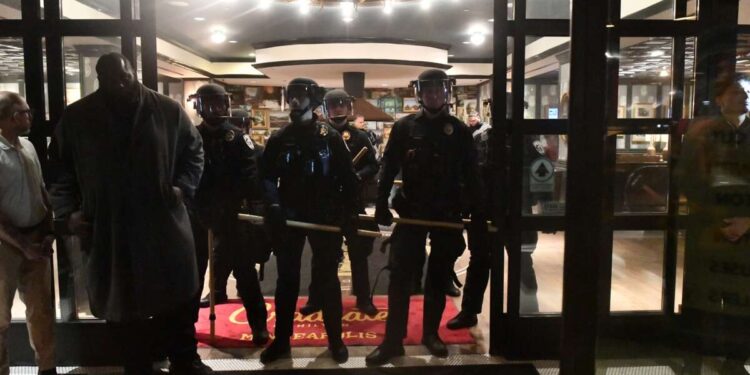 El Ayuntamiento de Minneapolis retrasa las licencias de venta de bebidas alcohólicas para dos hoteles que albergan agentes de ICE