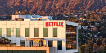 El CEO de Netflix enfrenta críticas de los legisladores por la fusión de Warner