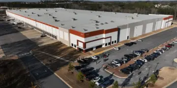 El centro electoral y centro de operaciones del condado de Fulton el 28 de enero de 2026, en Union City, Georgia, cerca de Atlanta, mientras agentes del FBI buscan en las principales instalaciones electorales. (Mike Stewart/Foto AP)