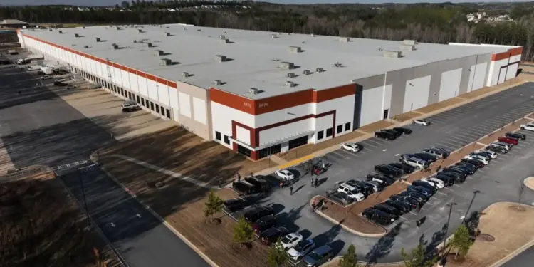 El centro electoral y centro de operaciones del condado de Fulton el 28 de enero de 2026, en Union City, Georgia, cerca de Atlanta, mientras agentes del FBI buscan en las principales instalaciones electorales. (Mike Stewart/Foto AP)