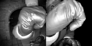 Una combinación de imágenes de video muestra a una persona enmascarada afuera de la casa de Nancy Guthrie en Catalina Foothills, Arizona. (FBI a través de The Epoch Times)