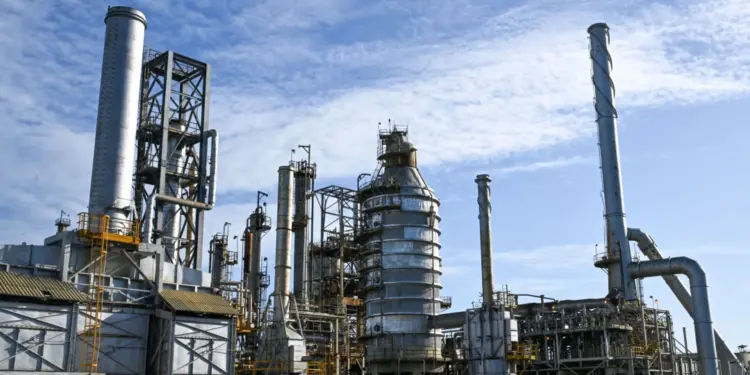 El Tesoro de Estados Unidos permitirá la reventa de petróleo venezolano a Cuba para aliviar la escasez de combustible en la isla