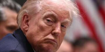 El presidente Donald Trump escucha durante una reunión de gabinete en la Sala del Gabinete de la Casa Blanca en Washington, DC, el 29 de enero de 2026.