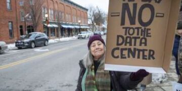 Los residentes rurales de Michigan se manifiestan contra el centro de datos Stargate de 7 mil millones de dólares planeado en tierras agrícolas del sureste de Michigan el 1 de diciembre de 2025, en Saline, Michigan.