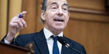 El representante Jamie Raskin (demócrata por Maryland) interroga a un testigo en una audiencia el jueves 22 de enero de 2026.