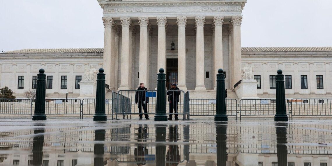 La Corte Suprema de Estados Unidos en Washington el 20 de febrero de 2026. La Corte Suprema dictaminó que los aranceles del presidente Donald Trump eran ilegales en una decisión de 6 a 3 escrita por el presidente del Tribunal Supremo, John Roberts. (Heather Diehl/Getty Images)