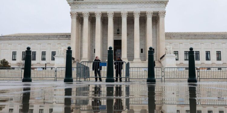 La Corte Suprema de Estados Unidos en Washington el 20 de febrero de 2026. La Corte Suprema dictaminó que los aranceles del presidente Donald Trump eran ilegales en una decisión de 6 a 3 escrita por el presidente del Tribunal Supremo, John Roberts. (Heather Diehl/Getty Images)