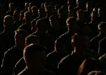 Miembros del ejército escuchan mientras la Primera Dama Melania Trump hace comentarios durante su visita a la Estación Aérea del Cuerpo de Marines New River en Jacksonville, Carolina del Norte, el 19 de noviembre de 2025.