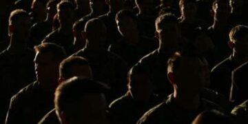 Miembros del ejército escuchan mientras la Primera Dama Melania Trump hace comentarios durante su visita a la Estación Aérea del Cuerpo de Marines New River en Jacksonville, Carolina del Norte, el 19 de noviembre de 2025.