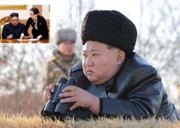 Un collage de imágenes que contiene 2 imágenes, la Imagen 1 muestra a Kim Jong Un acostado en un área de césped, mirando a través de binoculares, mientras supervisa un simulacro de lanzamiento de misiles de crucero estratégicos, la Imagen 2 muestra a Kim Yo Jong ayudando al líder norcoreano Kim Jong Un a firmar una declaración conjunta