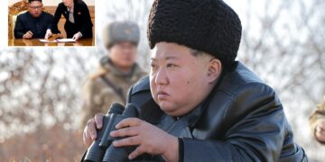 Un collage de imágenes que contiene 2 imágenes, la Imagen 1 muestra a Kim Jong Un acostado en un área de césped, mirando a través de binoculares, mientras supervisa un simulacro de lanzamiento de misiles de crucero estratégicos, la Imagen 2 muestra a Kim Yo Jong ayudando al líder norcoreano Kim Jong Un a firmar una declaración conjunta